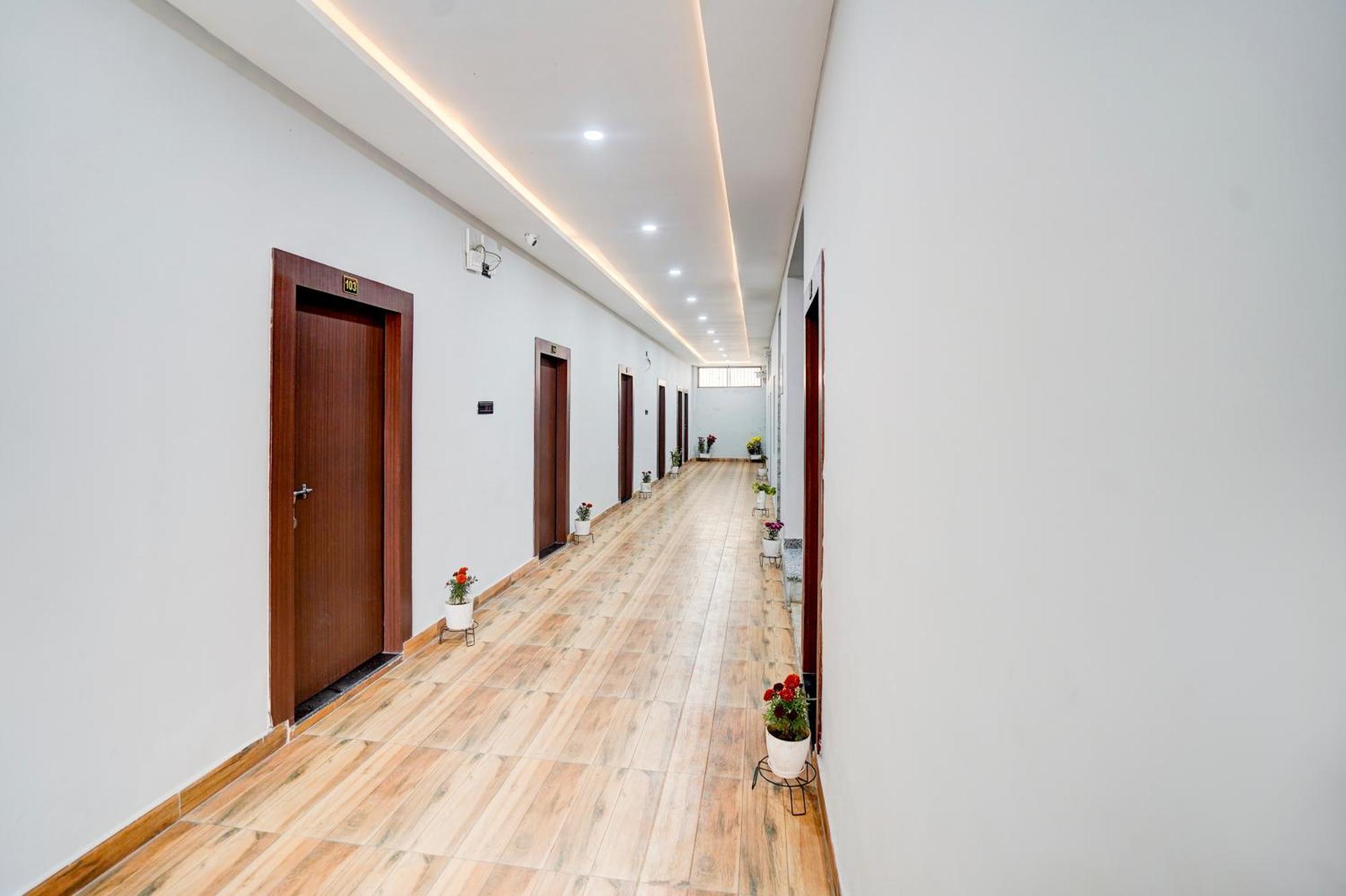 Hotel Vibe Blu- Varanasi Exterior photo